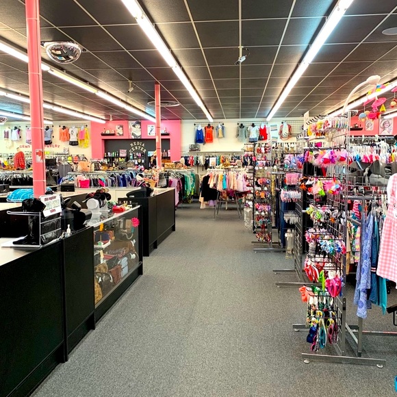 UPTOWN RESALE & CONSIGNMENTS SINCE 1992 - Picture 5 of 9